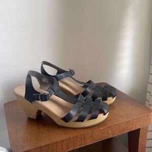 Old Navy T-Strap Clogs Black - Size 9